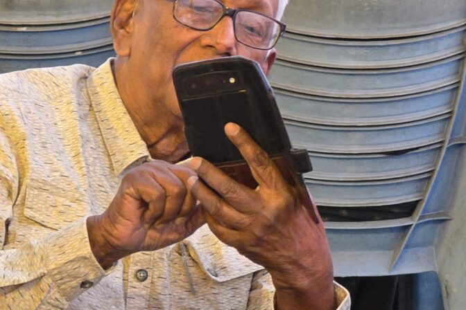 How to Teach Elderly Parents to Use Smartphones & Video Calls Safely