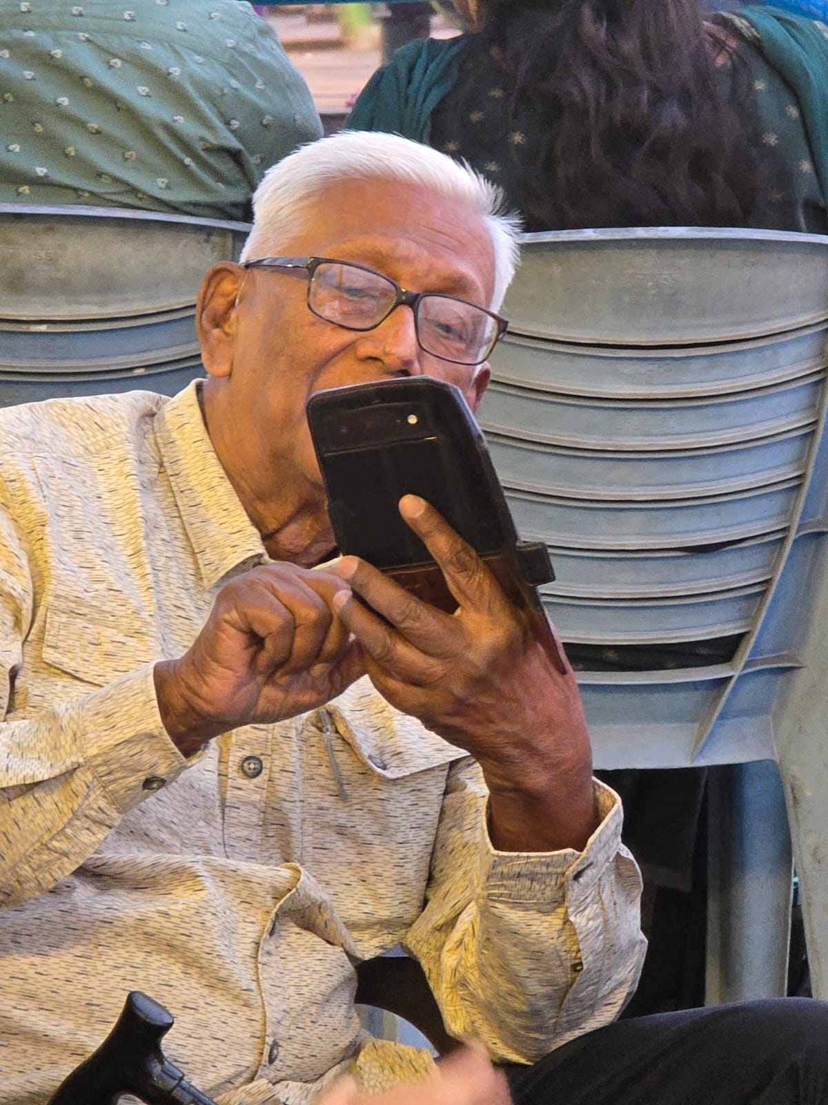 How to Teach Elderly Parents to Use Smartphones & Video Calls Safely