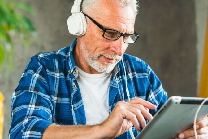 Exploring E-Books and Audiobooks: Easy Reading Options for Older Adults